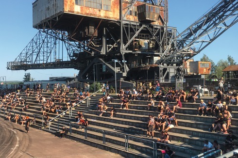 <strong>Full Force</strong> Die Schatten der Vergangenheit: Das Fest umspielt die Kräne auf der Insel, die Zelte stehen „am Festland“.<span class="OffWhite"></span><br />