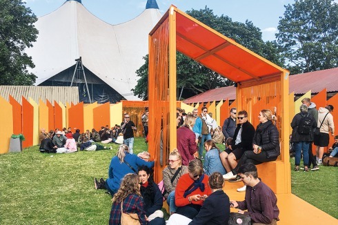 Die Aufenthaltszone Amberum, dahinter die zweitgrößte Bühne Arena. Unter ihr Zeltdach von 75 m x 75 m passt die Orange Stage.<br />