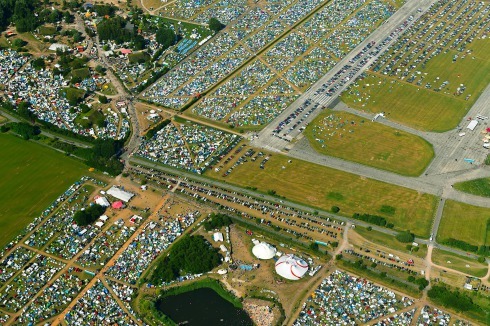 Die Zeltplätze reichen an Teich und Kanal heran.<br />