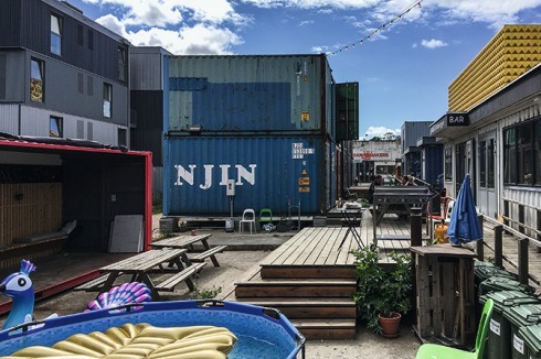 Die metallische Fassadenverkleidung orientiert sich an der Containerstadt mit Kleingewerbe, die sich auf dem Platz vor dem ROCKmagneten eingelebt hat.<br />
