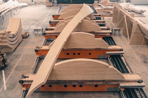 Für den Turm wurden Holzelemente verwendet, die sich bei einer kalkulierten Trocknung in die gewünschte Form biegen.<br />