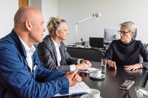 Chefredakteure Kaye Geipel und Boris Schade-Bünsow im Gespräch mit Anne Katrin Bohle in den Räumen des Innenministeriums.<br />