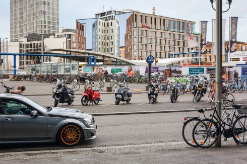 Europa in Deutschland: Der Fotograf Hendrik Lietmann hat bundesweit Orte mit dem Namen „Europaplatz“ fotografiert. Berlin.<br />
