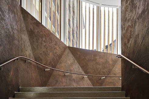 Eine Treppe führt hinunter zum Saal.<br />