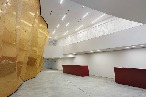Durch die Neunutzung ergaben sich einige Zwänge. Das Foyer mit kleiner Galerie ist sehr beengt. <br />