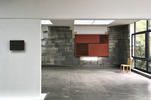 Seit 1996 führt Nikolaus Bienefeld ein Architekturbüro. Für die Ausstellung in Köln veränderte er nicht nur den Raum, sondern zeigt seine geometrisch-abstrakte Malereien und Möbel.<br />