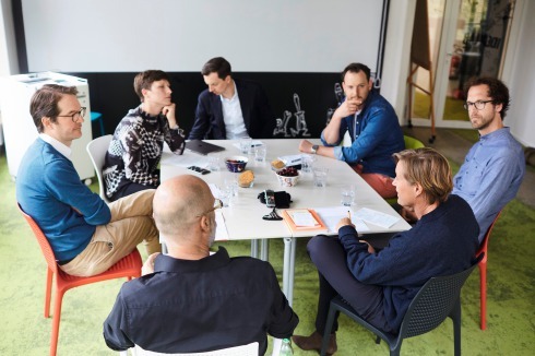 Von links im Uhrzeigersinn: Clemens Nuyken, Nadin Heinich, Tobias Sauerbier, Christian Meister, Andreas Kreft, Helga Blocksdorf und Bauwelt-Redakteur Jan Friedrich Anfang September in München.<br />