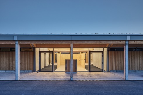 Eine breite Längsachse mit eingestellten Holzboxen gliedert den hallenartigen Grundriss und trennt Aufenthalts- und Funktionsräume<br />
