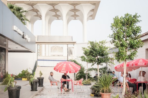 Südlich der Moschee schließt ein Wohngebiet an. Im Hintergrund die Loggia zur Stadt.<br />