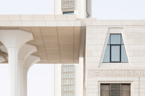 Detail mit den Calla-Stützen aus Schleuderbeton. Im Hintergrund die Moucharabieh-Fassadenelemente des Minaretts.<br />