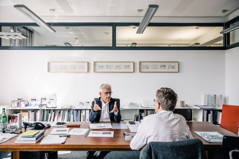 <strong>Jürgen Engel</strong> Studium an der TU Braunschweig, ETH Zürich, RWTH Aachen und am MIT, Cambridge, USA; 1986–89 Büroleiter bei O.M. Ungers, Frankfurt/Main; seit 2009 Geschäftsführender Gesellschafter bei KSP Jürgen Engel<br />