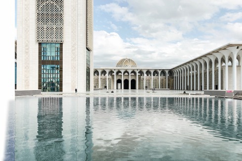 Das Wasserbassin auf der großen Plattform am Eingang. Links das Minarett (28 x 28 m). Im Hintergrund die offene Esplanade und der Zugang in den Hof vor dem Gebetssaal.<br />
