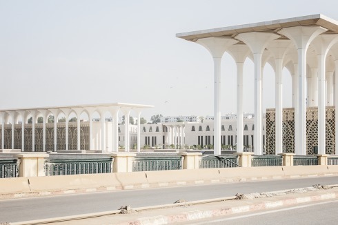 Alle Teilbereiche der Moschee prägen die„floralen Säulen“ mit ausladenden Kapitellen.<br />