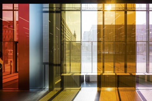 Die gegen- und übereinander verschiebbaren Farb-Gläser der Fassade sind das Kunstwerk „Lichtspielhaus“ von Lucy Raven, extra für den Dessauer Museumsbau als „work insitu“ hergestellt, in Anspielung auf die vielfältige Auseinandersetzung des Bauhauses mit Farbregeln und -gesetzen.<br />