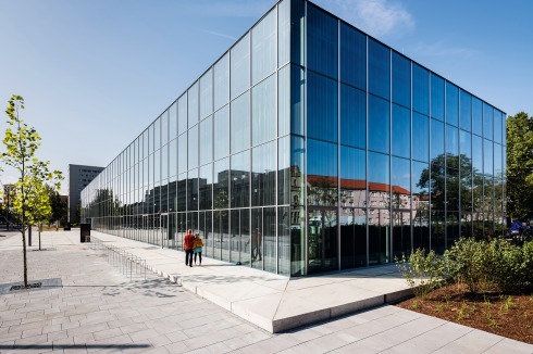 Zwischen Einkaufsmeile und Stadtpark schiebt sich jetzt ein klirrender Riegel. Assoziationen zu Kommerz­architektur sind nicht be­absichtigt, aber kaum zu vermeiden.<br />