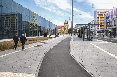Die Umbenennung in Mies-van-der-Rohe-Platz  macht den trüben Abschnitt der Kavalierstraße auch nicht schöner.<br />
