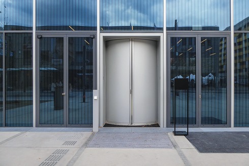 In Weimar maßlos überhöht, in Dessau fast zum Verschwinden gebracht: Mit einladenden Hauptzugängen tun sich die Bauhaus-Nachfahren schwer.<br />
