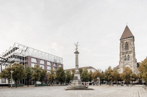 Altmarkt mit Siegessäule.<br />