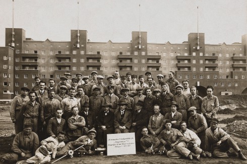 Die „Baugruppe für Gas-, Wasser- und Elektroanlagen“, circa 1929 vor dem Karl-Marx-Hof.<br />