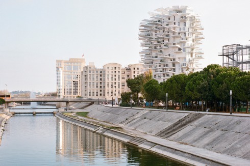 Die Wege entlang des Lez sind beliebt für Outdoor-Aktivitäten. Auch die Architektur des sich im Fluss spiegelnden Arbre Blanc appelliert an die Öffnung nach draußen: große Terrassen und vollflächig <br />öffnende Fenster verbinden die Wohnräume mit den weitläufigen und teilweise untereinander verbundenen Terrassen. <br />