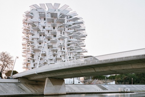 L’Arbre Blanc ist Nachbar der Regionalverwaltung, einem Gebäude, das den Abschluss von Ricardo Bo­fills 80er-Jahre-Projekt Antigone bildet.<br />