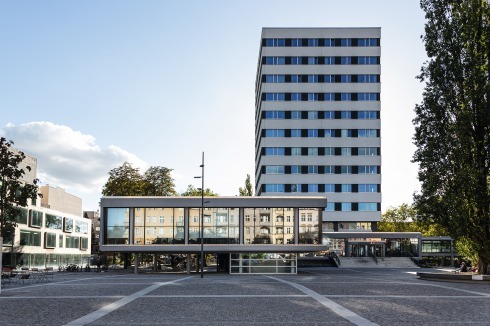 Der Gebäudekomplex an der Müllerstraße. Im Süd­osten des Platzes befindet sich die 2015 fertigge­stell­te Schiller-Bibliothek von AV1 Architekten.<br />