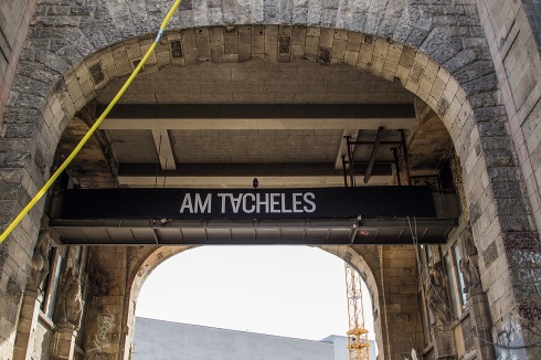 Das Torhaus der Tacheles-Ruine an der Oranienburger Straße.<br />