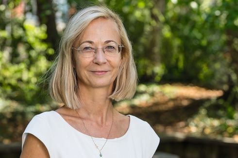 <strong>Catrin Schmidt</strong> ist Direktorin des Instituts für Landschaftsarchitektur an der TU Dresden. Ihre aktuellen Forschungsschwerpunkte liegen in den Bereichen Klimawandel, Kulturlandschaft, Umweltprüfung und Landschaftswandel.<br />