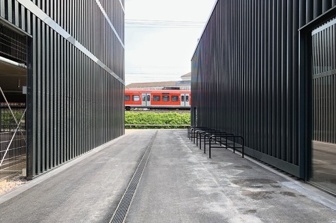Einer der wenigen, streifenfreien Räume befindet sich zwischen Parkhaus und dem Nordeingang der Halle.<br />