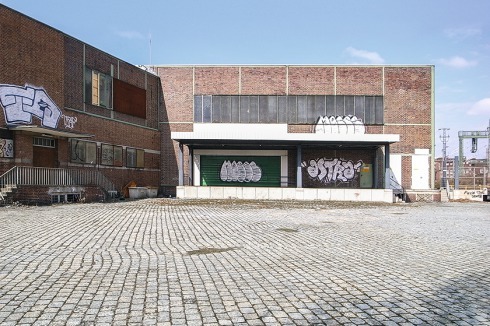 Die Halle wurde immer wieder erweitert, was u.a. zu der merkwürdigen Ecksituation im Südosten führte. Der Zustand vor ...<br />