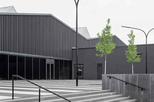 Terrasse mit zwei der über das gesamte Gelände verteilten Peitschenleuchten.<br />