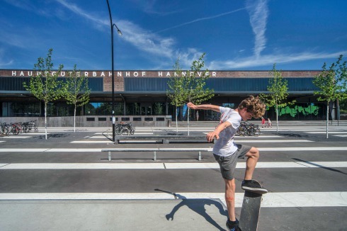 Rollen in Strichrichtung. Der neue, südliche Vorplatz vor dem Güterbahnhof Hannover mit einer von Topotek 1 entworfenen Skate­anlage.<br />