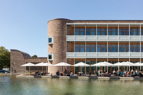 Kein Kurhotel, kein Müttergenesungsheim – auf der Restaurantterrasse im Osten kommen trotzdem Urlaubsgefühle auf. Die Mitarbeiter dürfen dort arbeiten.<br />