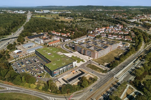 Blick auf die Hauptverwaltung von Südwesten. Links die A5, unten die Durlacher Allee, hinten der Bahnhof Karlsruhe-Durlach<br />