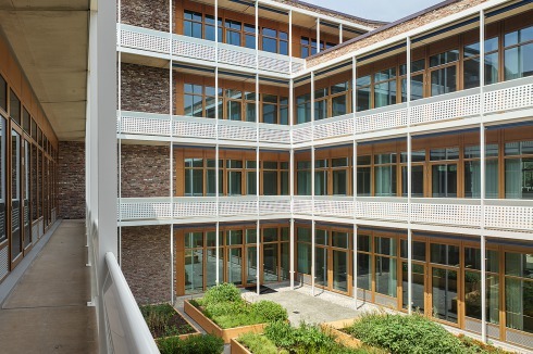 Die Sonnenschutzbalkone sind eine Anspielung an die Bürohausarchitektur Egon Eiermanns.<br />