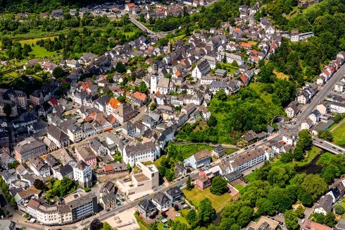 Das Luftbild zeigt die Lage des Museums nahe der Altstadt. Rechts die Zufahrt in den Altstadttunnel<span class="OffWhite"></span>.<br />