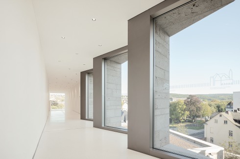 Drei Fenster mit Ausblick ins Ruhrtal markieren die Brücke. Die Verkleidungen der Fensterlaibungen nehmen Bezug auf die Sandsteingewände des Altbaus. <br />