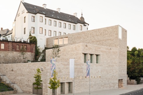 Der weitgehend geschlossene Erweiterungsbau treppt sich zur Ruhrstraße in drei Stufen ab.<br />