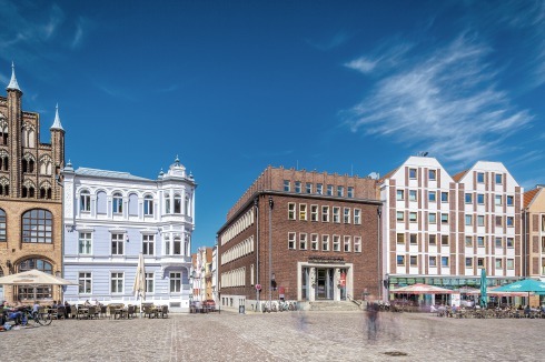 Backsteingotik, Historismus, handwerkliche und industrielle Moderne – die Nordseite des Alten Markts ergibt ein baugeschicht­liches Bilderbuch.<br />