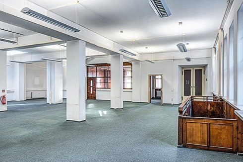 Die AOK, die das Bankgebäude in den neunziger Jahren nutzte, hatte ihre eigenen Vorstellungen von Innenarchitektur.<br />