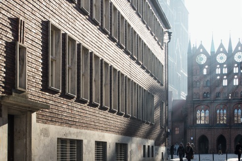 Blick aus der Knieperstraße Richtung Alter Markt. Im Gegenlicht entfaltet das Relief der Klinkerfassade sei-ne Wirkung.<br />