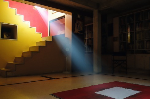 Doshis Bibliothek im Untergeschoss sei­nes Wohnhauses „Kamala House“ in Ahmedabad, 1963. 1986 wurde es erweitert.<br />