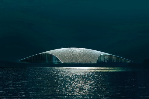 <strong><span class="Bold">1. Preis</span></strong> Dorte Mandrup integriert die felsige Landschaft im Inneren, interpretiert sie gleichsam in der äußeren Gestalt. Wie ein Walrücken oder eine Fluke erhebt sich das Gebäude aus dem Meer.<br />
