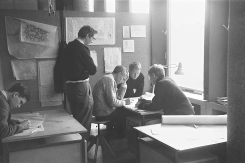 Der Lehrstuhl als Architekturlabor: Gottfried Böhm im Kreis seiner Assistenten Ende der 60er Jahre.<br />
