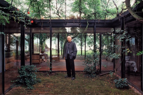 "Er trug in all den Jahren immer die gleiche graue, handgestrickte Wolljacke": Gottfried Böhm am Ende der Lehrtätigkeit in seinem Haus in Köln-Weiß, entworfen 1954-55.<br />
