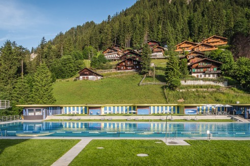 Ferienhäuser mit Holzfassaden prägen das Ortsbild des touristisch beliebten Adelboden.<br />