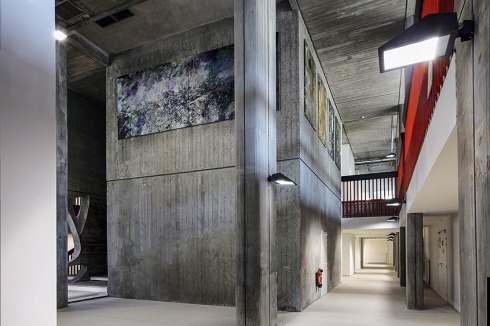 Das Foyer entwickelt sich großzügig nach unten in den Sockelbau mit den Hörsälen, der Bibliothek und dem Restaurant.<br />