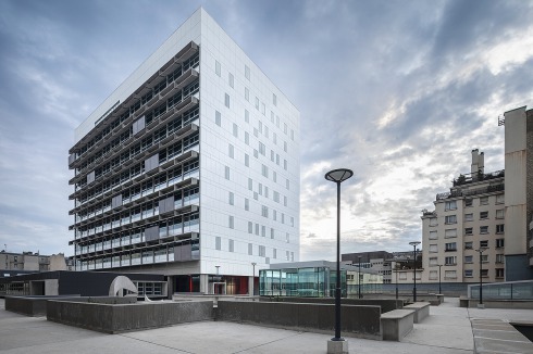Die Außenanlage mit Lichthöfen ergänzten die Architekten um einen gläsernen Pavillon.<br />