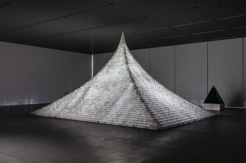 Das Motiv der Pyramide taucht immer wieder auf: Hier die Kristallpyramide aus 3D-gedruckten Steinen auf Maisbasis<br />