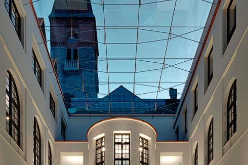 Aufgang aus der neuen Haupthalle zum Altbau. Die beiden Untergeschosse des Neubaus werden durch vielerlei Treppen und Foyers erschlossen.<br />